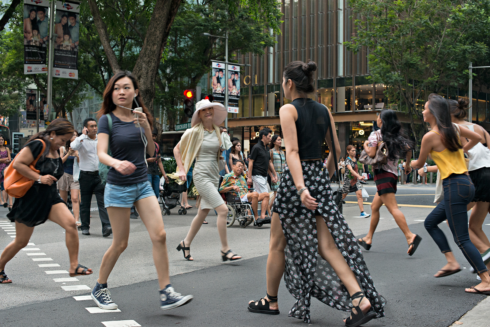 Street let. Orchard стрит Сингапур. Люди на улице. Люди на улице города. Толпа людей на улице.